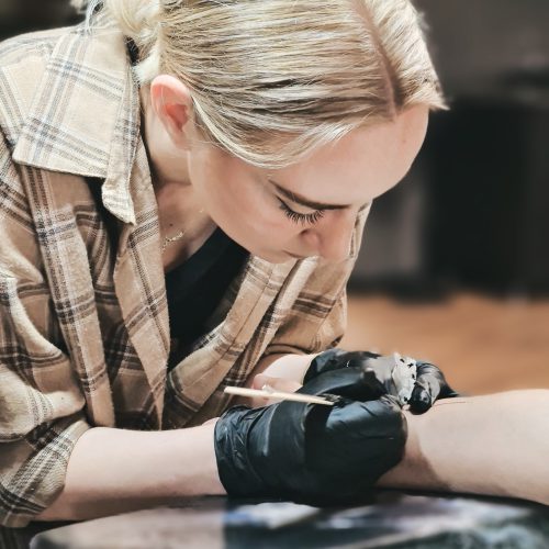 The Difference Between 'Stick-and-Poke' Tattoos vs. Machine Tattoos (and  Why It Matters)